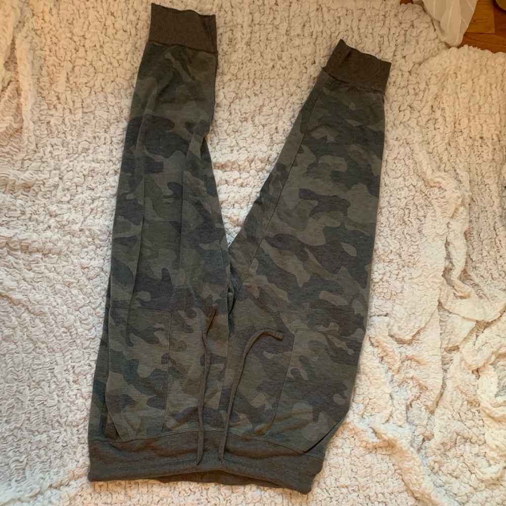 Camo cropped joggers